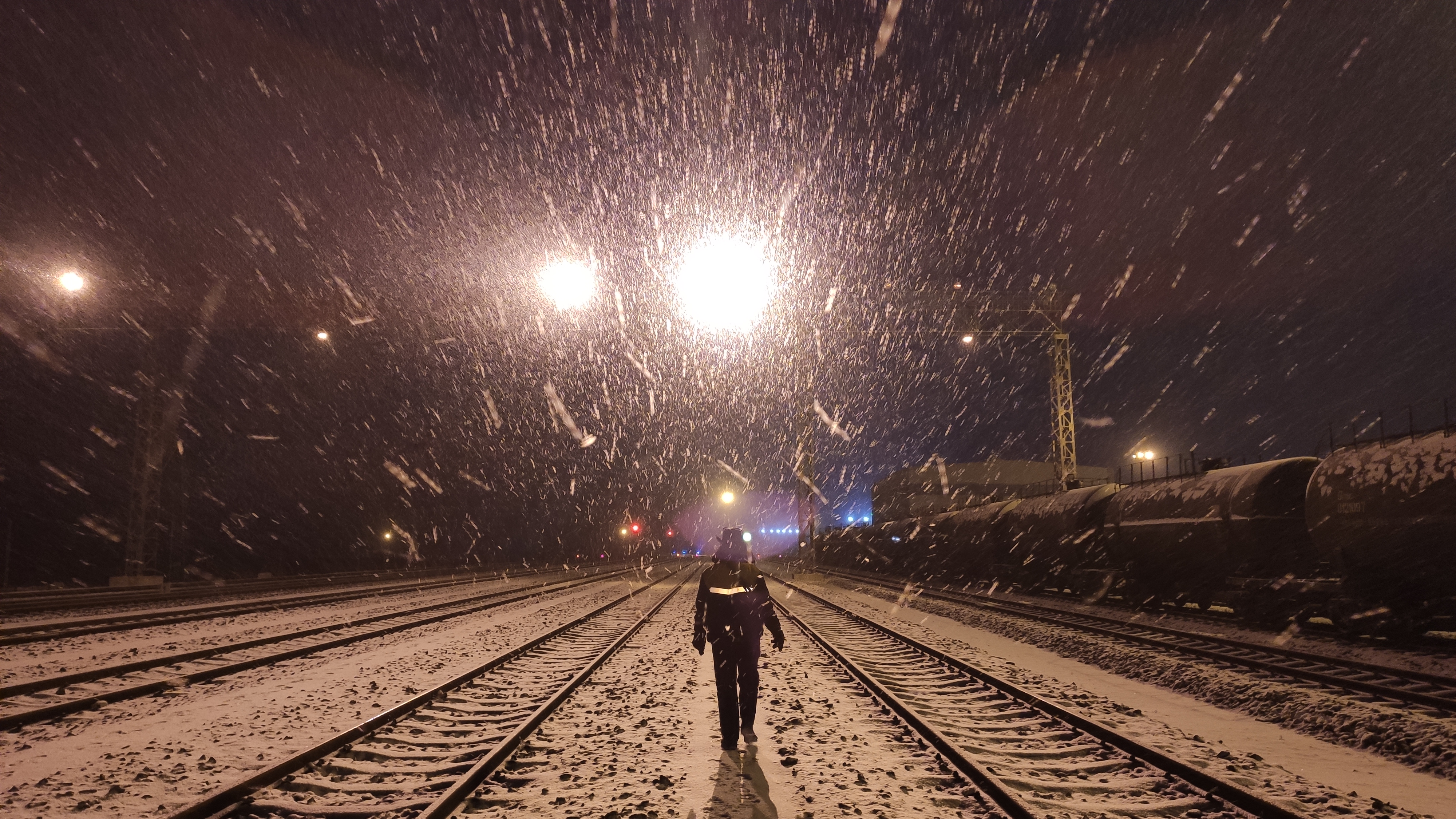 《风雪夜归人》+李勐馗+车务段+风雪夜作业人员剪影.jpg 《风雪夜归人》+李勐馗+车务段+风雪夜作业人员剪影.jpg