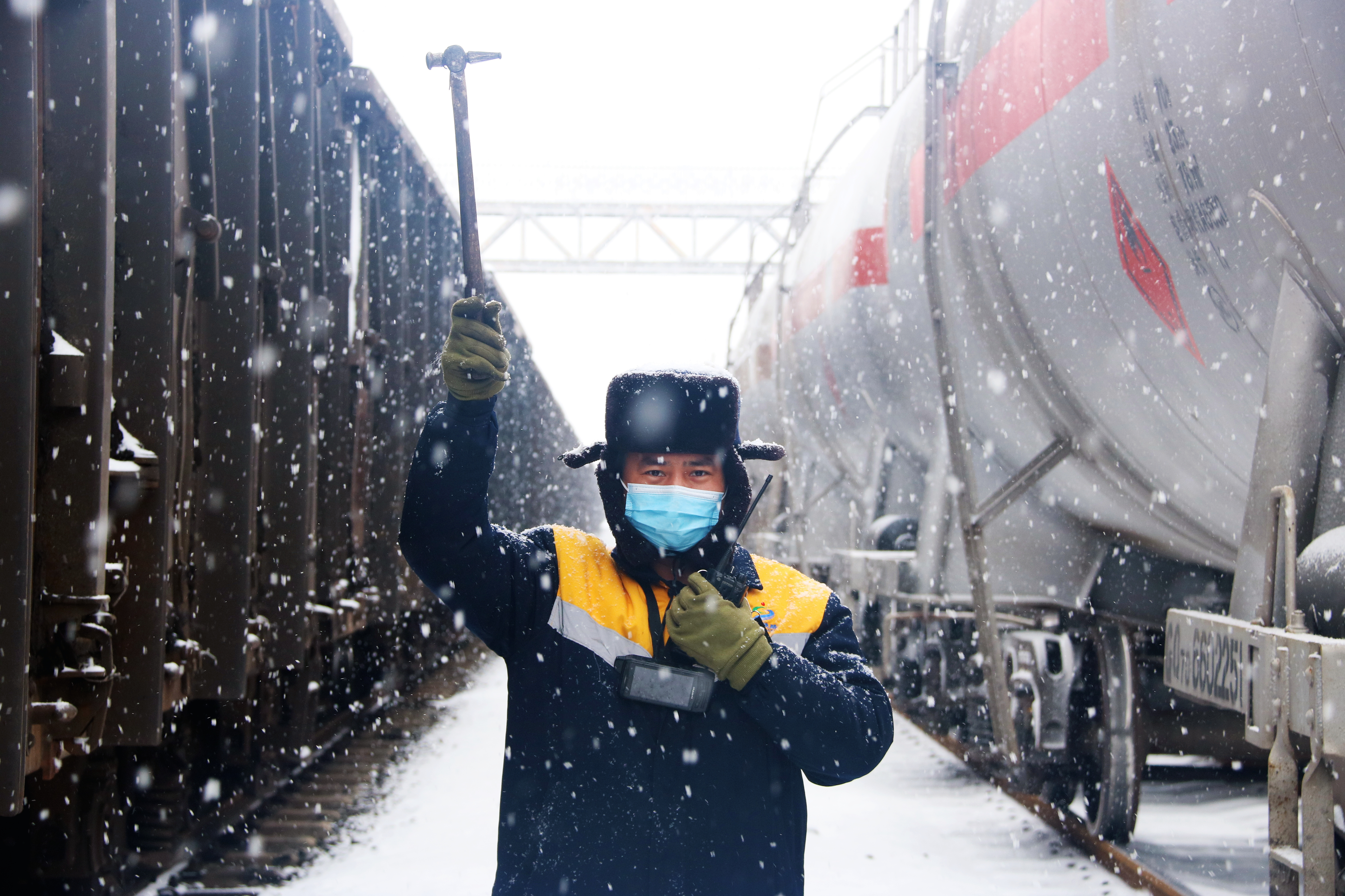 2.风雪检车人1.jpg 2.风雪检车人1.jpg