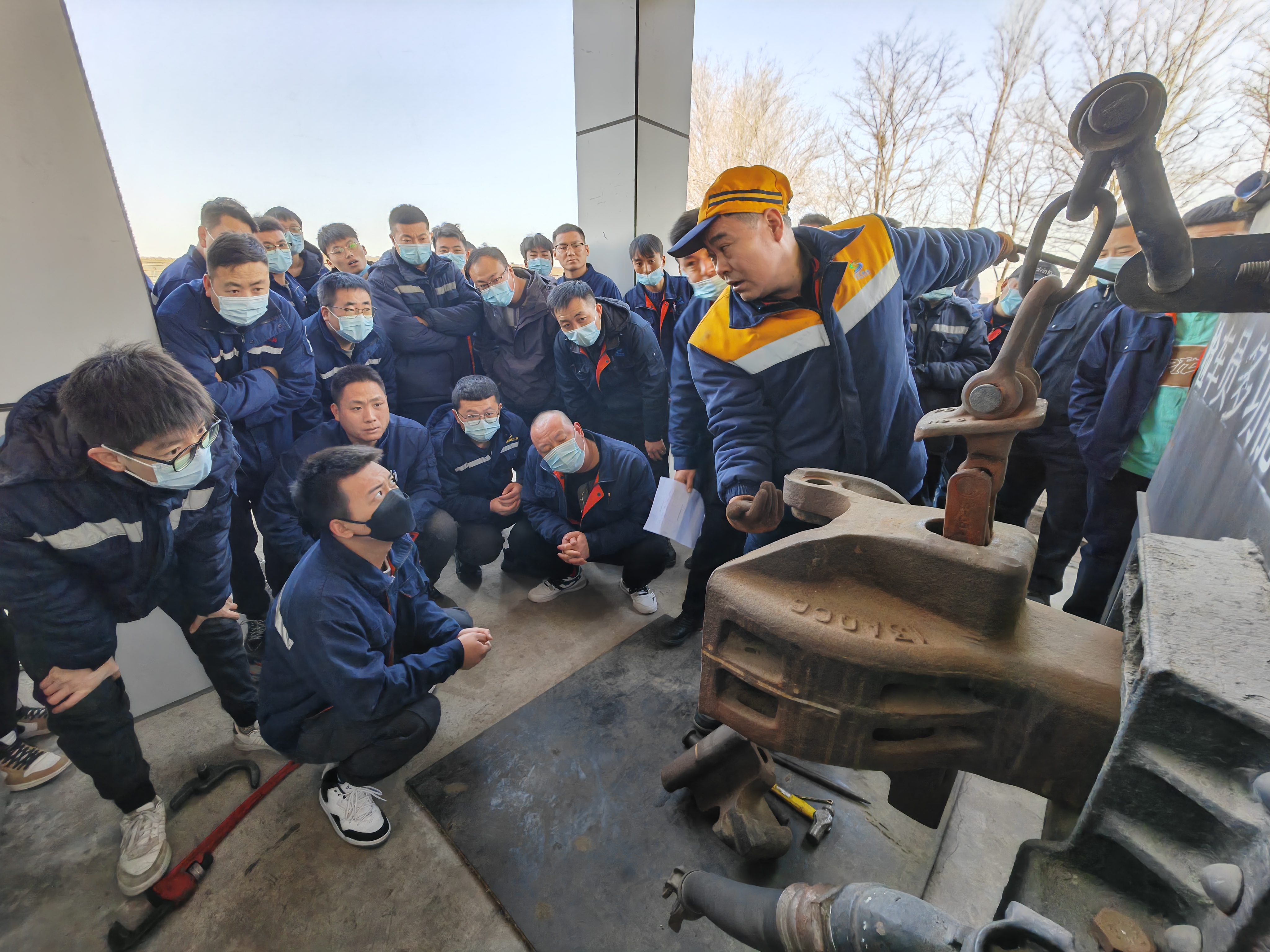 全神贯注-宁夏宁东铁路有限公司机辆段机车使用车间:王亚光.jpg 全神贯注-宁夏宁东铁路有限公司机辆段机车使用车间:王亚光.jpg